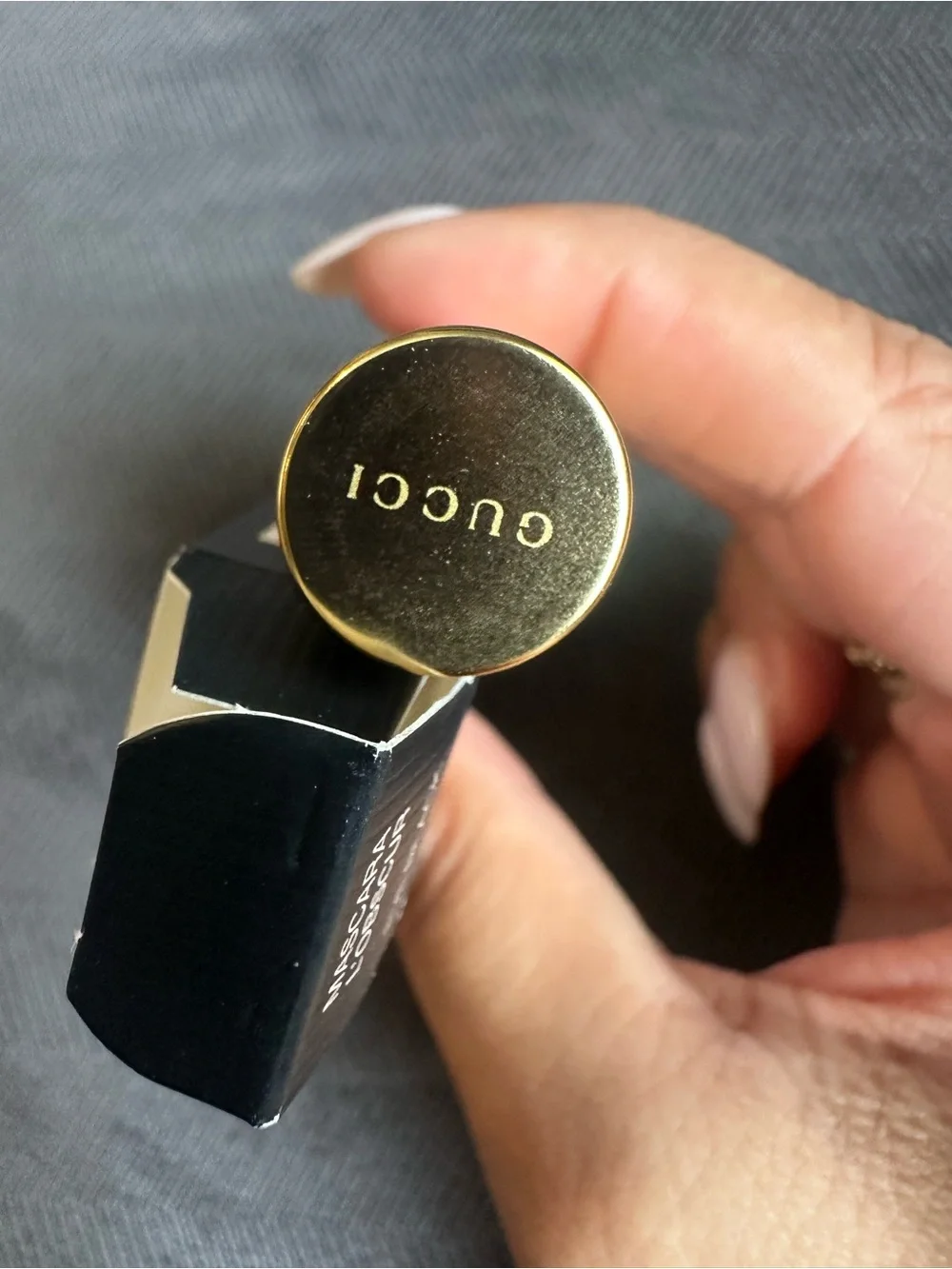Gucci Mascara L'Obscur (Eve Black) – Beige Tube with Gold Cap